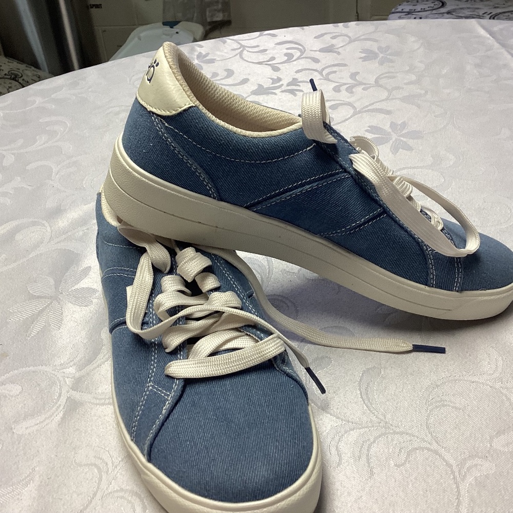 Ryka Sneakers WomensLIGHT BLUE DENIUM. SIZE 81/2